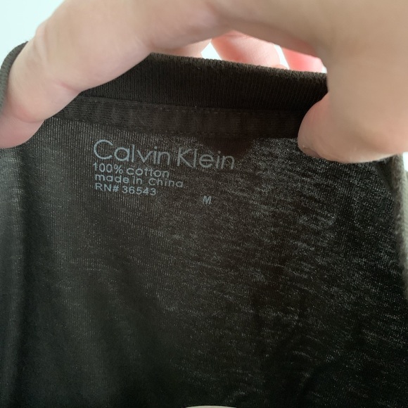 🦋✨ 2/15$ TOPS ✨🦋
Calvin Klein spell out top - Picture 4 of 4